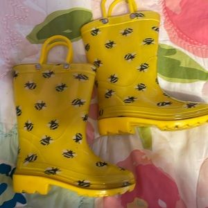 Bumble bee rain boots